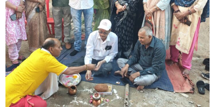 *रामकृष्ण परमहंस वार्ड के निर्मल धाम ओर मंगल नगर वासियों को मिली विकास कार्यों की सौगात*  *सांसद निधि से बनेगी सी सी रोड, आवागमन होगा सुगम*  *महापौर और निगमाध्यक्ष ने वार्डवासियों के साथ मिलकर विकास कार्यों का किया भूमिपूजन*  *जनप्रतिनिधियों एवं क्षेत्रीय रहवासियों ने सांसद श्री शर्मा को धन्यवाद किया ज्ञापित*