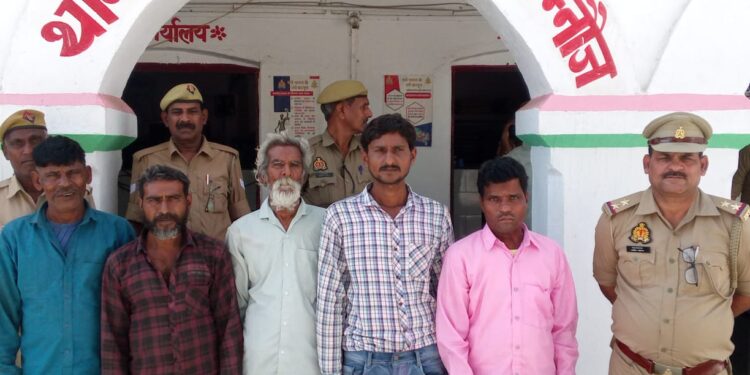 *थाना ठठिया पुलिस द्वारा पांच नफर वारण्टी अभियुक्तों को किया गिरफ्तार ।*