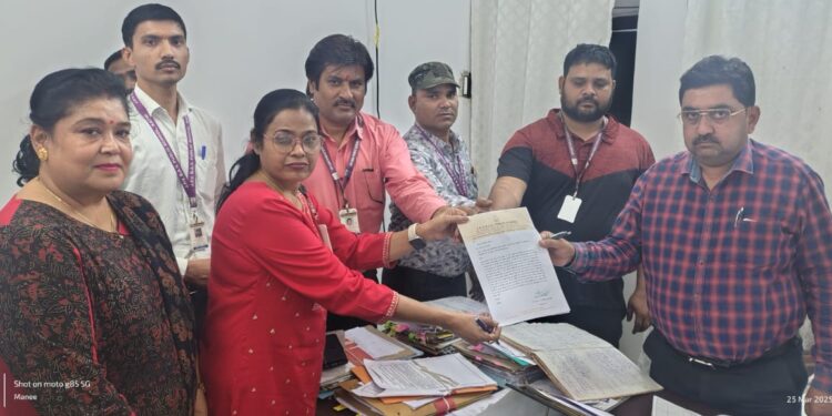 *स्कूल प्रबंधन ने कहा यूट्यूब चैनल फर्जी वीडियो चलाकर स्कूल को बदनाम करने कर रहा प्रयास* *जेपीवी डीएवी स्कूल प्रबंधन ने कलेक्टर के नाम सोपा ज्ञापन* *शिक्षक और विद्यालय के सम्मान को कतिपय लोगों द्वारा नष्ट करने किया जा रहा प्रयास*