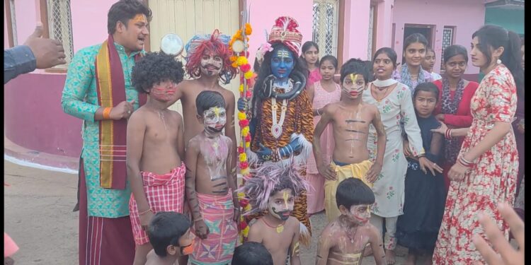 पार्थिव शिवलिंग निर्माण और शिवजी की झांकी में निकली बरात