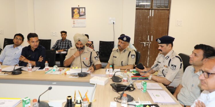 कमिश्नर ने संभागीय सड़क सुरक्षा समिति की बैठक में दिये निर्देश,समस्त एंट्री प्वाइंटों पर प्रतिबंधित भारी वाहनों के प्रवेश हेतु नो एंट्री के बोर्ड लगाए जाएं : कमिश्नर कृष्ण गोपाल तिवारी