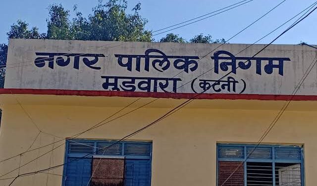 *विकास शुल्क वसूल किए जाने हेतु नगर निगम आयुक्त ने गठित किया दल*  *वार्डों में लगाये जायेंगे शिविर*  *विकास शुल्क से अनधिकृत कॉलोनियों में भी मिल सकेंगी मूलभूत सुविधाएँ*