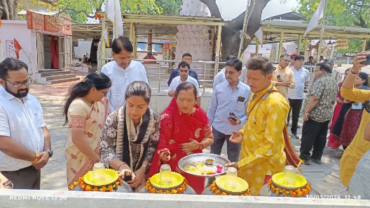 कलेक्टर और नपाध्यक्ष ने कुंए की पुताई कर दिया प्राचीन जलस्रोतों के संरक्षण का संदेश, प्याऊ का किया शुभारंभ…