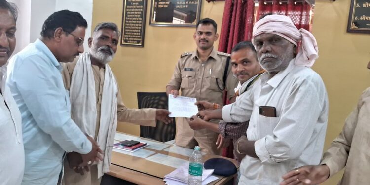 राष्ट्रीय किसान मजदूर महासंघ में थाना प्रभारी को ज्ञापन सौंपकर आगजनी की जांच कर प्रकरण दर्ज की मांग की….