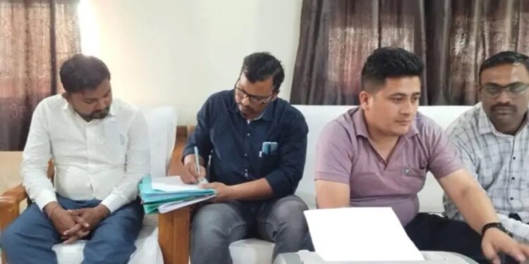 आई टीआई के बाबू को 5 हजार रुपये लेते हुए रंगे हाथों पकड़ा गया