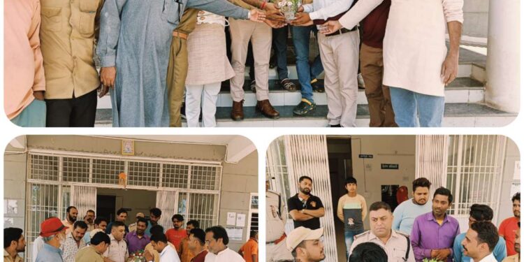 बरही ऑटो चालक संघ ने बरही थाना प्रभारी शैलेन्द्र यादव जी से सौजन्य भेंट कर गरीब ऑटो चालकों को सहयोग की अपेक्षा करते हुए संगठन की जानकारी दी