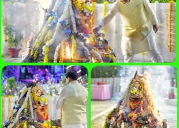 आज भोपाल स्थित मुख्यमंत्री निवास पर पूजन-अर्चना कर गोकाष्ठ से निर्मित होलिका का दहन किया।