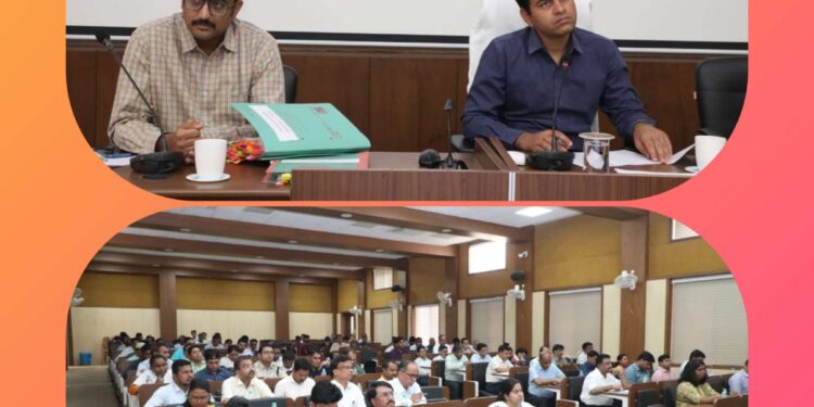 कलेक्टर श्री यादव ने समय-सीमा बैठक में अधिकारियों को प्रकरणों के निराकरण में गंभीरता बरतने के दिए निर्देश
