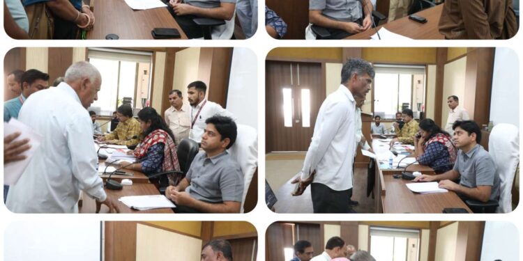 कलेक्टर श्री यादव ने जनसुनवाई में सुनीं समस्याएं  तहसील, विकासखंड और ग्राम पंचायत ग्राम पंचायत स्तर पर आयोजित हुई जनसुनवाई