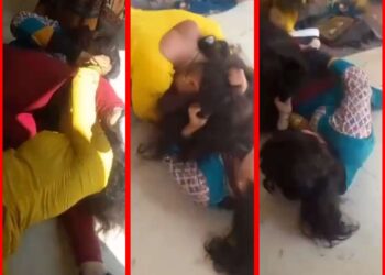 आंगनवाड़ी सहायिका और शिक्षिका के बीच मारपीट, बच्चों के सामने हुआ हंगामा, वीडियो वायरल।