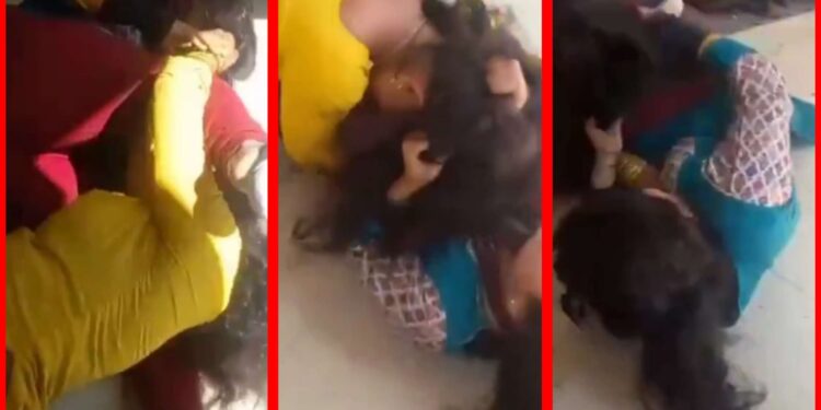 आंगनवाड़ी सहायिका और शिक्षिका के बीच मारपीट, बच्चों के सामने हुआ हंगामा, वीडियो वायरल।