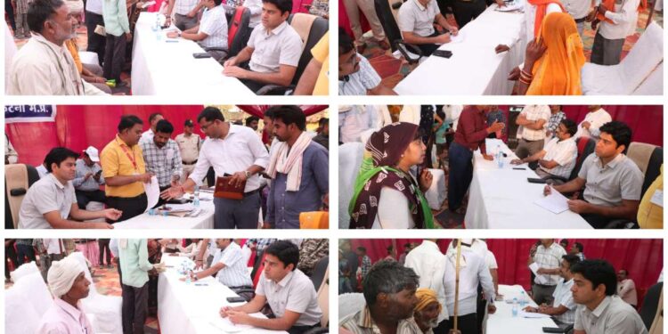 भैसवाही में आयोजित जनसुनवाई सह लोक संवाद कार्यक्रम में कलेक्टर श्री यादव ने चौपाल लगाकर सुनीं ग्रामीणों की समस्याएं
