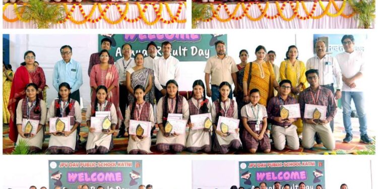जेपीवी डीएवी पब्लिक स्कूल में कक्षा छठी, सातवीं एवं नवीं की वार्षिक परीक्षाओं के परिणाम घोषित हुए । इस अवसर पर मध्य प्रदेश डीएवी जोन के क्षेत्रीय निदेशक श्री एस के सिंहा जी की गरिमामई उपस्थिति रही