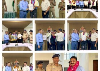 जिलाधिकारी कन्नौज शुभ्रांत शुक्ल व पुलिस अधीक्षक कन्नौज विनोद कुमार द्वारा अधिवर्षता आयु पूर्ण कर सेवानिवृत्त होने वाले अधिकारी/पुलिसकर्मियों को शॉल भेंट कर विदाई दी एवं उनके उज्ज्वल भविष्य व अच्छे स्वास्थ्य की कामना की गयी।*