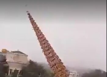 बेंगलुरु होसुर में मद्दुरम्मा देवी जात्रे में हादसा, 100 फीट ऊंचा रथ भीड़ के ऊपर गिरा, मची अफरा-तफरी देखिए VIDEO