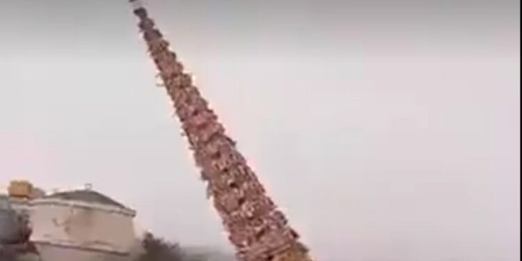 बेंगलुरु होसुर में मद्दुरम्मा देवी जात्रे में हादसा, 100 फीट ऊंचा रथ भीड़ के ऊपर गिरा, मची अफरा-तफरी देखिए VIDEO