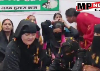 वाराणसी मुस्लिम महिलाओं ने खेली होली, हिंदू महिलाओं ने गाए गीत, दोनों समुदाय की महिलाओं ने एक दूसरे पर बरसाए फूल VIDEO