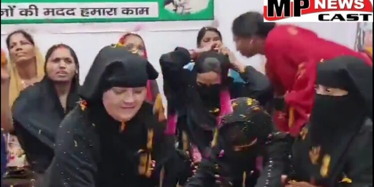 वाराणसी मुस्लिम महिलाओं ने खेली होली, हिंदू महिलाओं ने गाए गीत, दोनों समुदाय की महिलाओं ने एक दूसरे पर बरसाए फूल VIDEO