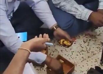 अहमदाबाद के बंद फ्लैट में भरा था 90 किलो सोना और कैश, ATS के अधिकारी भी देखकर चौंक गए VIDEO