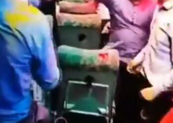 ट्रेन के अंदर होली खेलते कर्मचारियों का वीडियो वायरल हुआ था !!  शताब्दी एक्सप्रेस के एसी कोच में होली खेलने वाले 8 रेलवे कर्मचारियों को गिरफ्तार कर लिया गया, वहीं, दो कर्मचारियों को बर्खास्त कर दिया गया !!