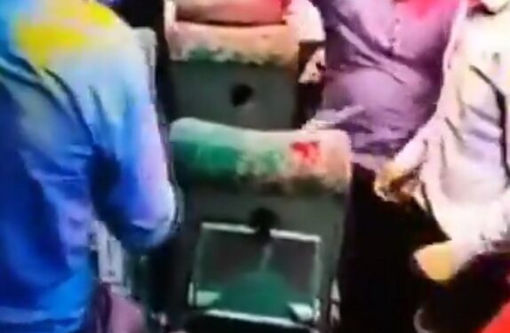 ट्रेन के अंदर होली खेलते कर्मचारियों का वीडियो वायरल हुआ था !!  शताब्दी एक्सप्रेस के एसी कोच में होली खेलने वाले 8 रेलवे कर्मचारियों को गिरफ्तार कर लिया गया, वहीं, दो कर्मचारियों को बर्खास्त कर दिया गया !!