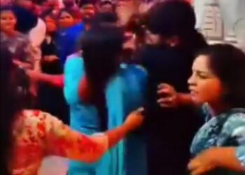 मथुरा- कान्हा की नगरी मथुरा वृंदावन स्थित प्रेम मंदिर श्रद्धालुओं के बीच जंग का अखाड़ा बन गया । मामूली किसी बात को लेकर श्रद्धालुओं में पहले जमकर कहासुनी हुई और देखते ही देखते मारपीट शुरू हो गई