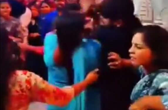 मथुरा- कान्हा की नगरी मथुरा वृंदावन स्थित प्रेम मंदिर श्रद्धालुओं के बीच जंग का अखाड़ा बन गया । मामूली किसी बात को लेकर श्रद्धालुओं में पहले जमकर कहासुनी हुई और देखते ही देखते मारपीट शुरू हो गई