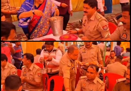 DM ने अपने हाथों से परोसा सब्जी SSP ने कचौरी…मातहतों को अधिकारियों ने बोला…थैंक्यू…|