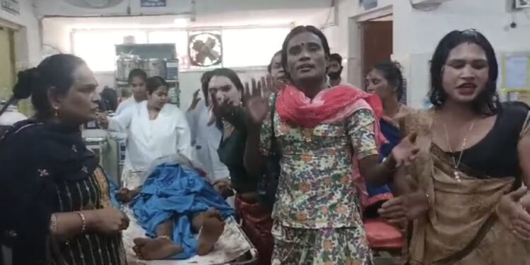 किन्नरों का झगड़ा सड़कों तक पहुंचा।*