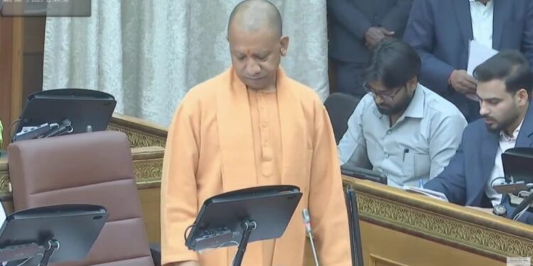 औरंगजेब को समाजवादी पार्टी अपना आदर्श मानती है…  जो औरंगजेब को अपना नायक मान रहा हो उसको भारत में रहने का अधिकार नहीं…  अपने विधायक को एक बार उत्तर प्रदेश में भेज दीजिए बाकी उपचार हम करवा देंगे…VIDEO