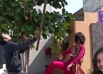 महाकुंभ की वायरल गर्ल मोनालिसा पर गुंडों ने किया हमला, अकेले ही कर दी जमकर धुलाई, शूटिंग के सेट से वायरल हो रहा वीडियो