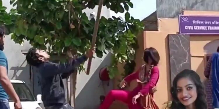 महाकुंभ की वायरल गर्ल मोनालिसा पर गुंडों ने किया हमला, अकेले ही कर दी जमकर धुलाई, शूटिंग के सेट से वायरल हो रहा वीडियो