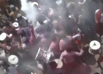 VIDEO वाराणसी – काशी के मणिकर्णिका घाट पर नागा संन्यासियों ने जलती चिता की राख से खेली होली, मसाने की होली में नरमुंड पहने तांडव कर रहे नागा, डमरू की गूंज…