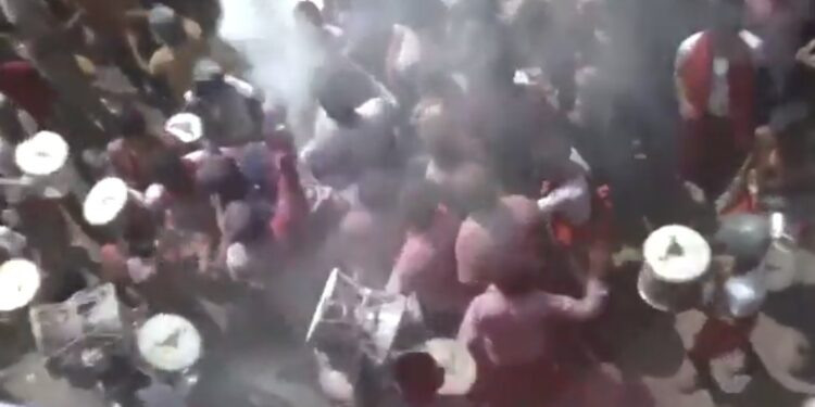 VIDEO वाराणसी – काशी के मणिकर्णिका घाट पर नागा संन्यासियों ने जलती चिता की राख से खेली होली, मसाने की होली में नरमुंड पहने तांडव कर रहे नागा, डमरू की गूंज…