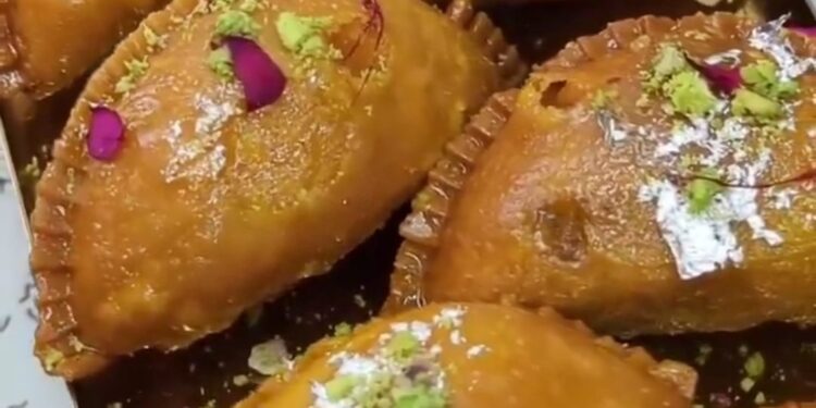 गोंडा में बिक रही 50 हजार रुपए किलो वाली ‘गोल्डन गुजिया’, जानें इसकी खासियत