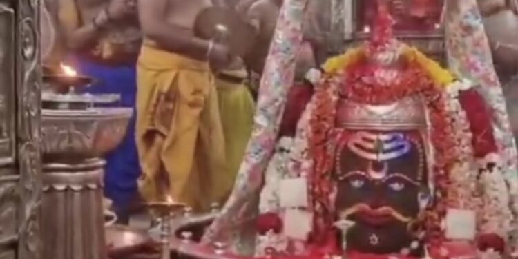 महाकालेश्वर ज्योतिर्लिंग महादेव ने खेली होली। VIDEO