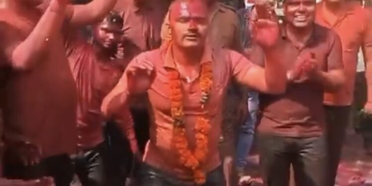 पुलिस की होली, संभल SP कृष्ण बिश्नोई VIDEO