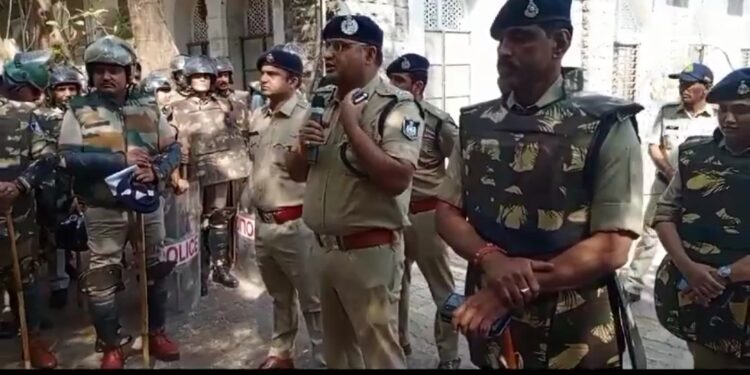 इंदौर वकीलों के प्रदर्शन को देखते हुए पुलिस ने की तैयारी, रीगल स्थित पुराने एसपी ऑफिस में 8 से अधिक थानों के बल को किया गया एकत्रित, वकीलों पर अभी तक 3 FIR दर्ज की गई हैं