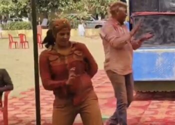 थानेदार ‘मैडम’ के डांस ने उड़ाया, Video देखकर आप भी हो जाएंगे हैरान!