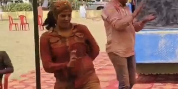 थानेदार ‘मैडम’ के डांस ने उड़ाया, Video देखकर आप भी हो जाएंगे हैरान!