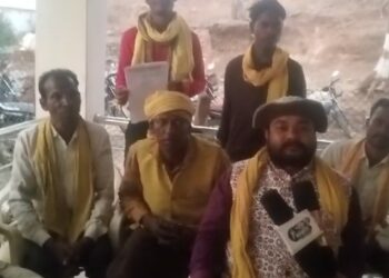 *बटका खापा रेस्ट हाउस पर गोंडवाना गणतंत्र पार्टी की बैठक हुई संपन्न*   *बटकाखापा में विवादित जमीन काफी दिनों से सुर्खियों पर है शासकीय भूमि पर किए कब्जे हर गोविंद साहू द्वारा*