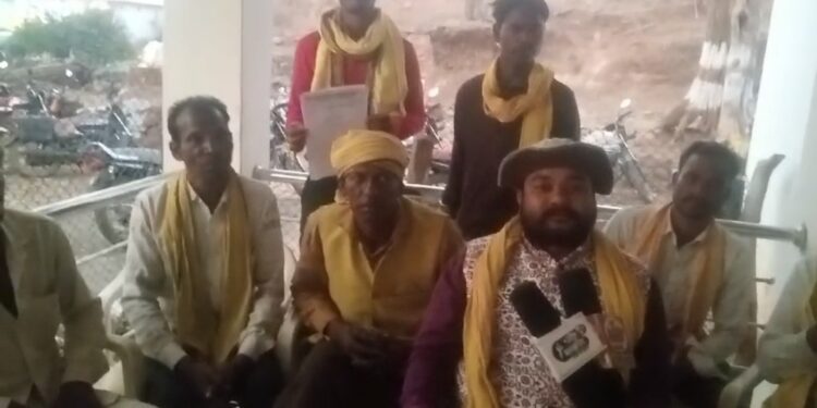 *बटका खापा रेस्ट हाउस पर गोंडवाना गणतंत्र पार्टी की बैठक हुई संपन्न* *बटकाखापा में विवादित जमीन काफी दिनों से सुर्खियों पर है शासकीय भूमि पर किए कब्जे हर गोविंद साहू द्वारा*