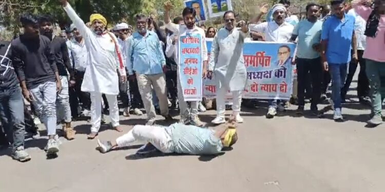 *कटनी जिले के बहोरीबंद जनपद पंचायत अध्यक्ष अधिकारियों की मनमानी से परेशान,जमीन पर लुढ़कते हुए पहुंचे कलेक्ट्रेट कार्यालय*