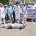 *कटनी जिले के बहोरीबंद जनपद पंचायत अध्यक्ष अधिकारियों की मनमानी से परेशान,जमीन पर लुढ़कते हुए पहुंचे कलेक्ट्रेट कार्यालय*