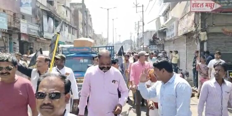 पत्रकारों के सागर बंद का कैसा है असर, देखिए दोपहर तक के हालात*   *पत्रकारों के द्वारा खनिज अधिकारी पर मामला दर्ज करने उसे सागर से हटाए जाने साथ ही गोपालगंज थाना प्रभारी को निलंबित करने की मांग की जा रही है*