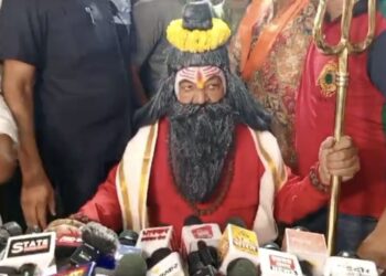 देखिए VIDEO मशहूर बजरबट्टू सम्मेलन में महामण्डेलश्वर का रूप धारण करके शामिल हुए मंत्री कैलाश विजयवर्गीय, बोले