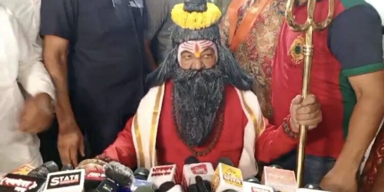देखिए VIDEO मशहूर बजरबट्टू सम्मेलन में महामण्डेलश्वर का रूप धारण करके शामिल हुए मंत्री कैलाश विजयवर्गीय, बोले