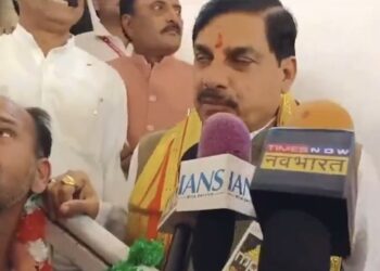 बाल-बाल बचे मुख्यमंत्री मोहन यादव!  अशोकनगर के करीला मंदिर में पत्रकारों से बात करते समय सीढ़ी टूटी!