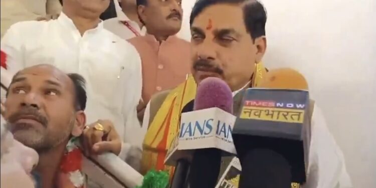 बाल-बाल बचे मुख्यमंत्री मोहन यादव!  अशोकनगर के करीला मंदिर में पत्रकारों से बात करते समय सीढ़ी टूटी!