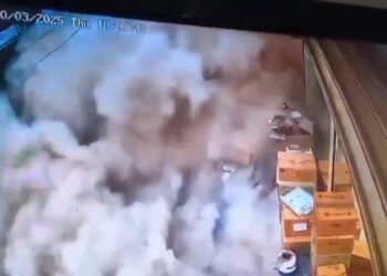 भरभराकर गिरी जर्जर इमारत,  पुरानी इमारत गिरने से मची भगदड़  CCTV